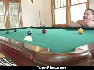 TeenPies - حار متعرج شقراء يطرح صديقها لنائب الرئيس شغل كس